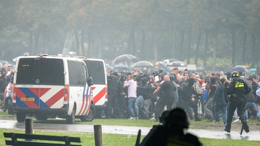 Anti-immigratie-protest Den Haag loopt uit de hand, geweld gebruikt tegen politie
