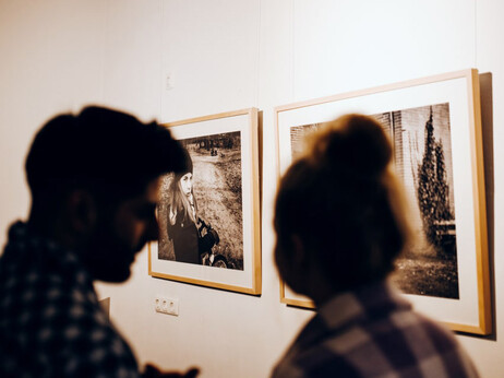 Besucher in einer Ausstellung in der Popup-Galerie auf Gut Blockshagen, Mielkendorf