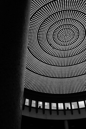 Rotonde faite de petits pavés transparent, circulaire, colonne a gauche