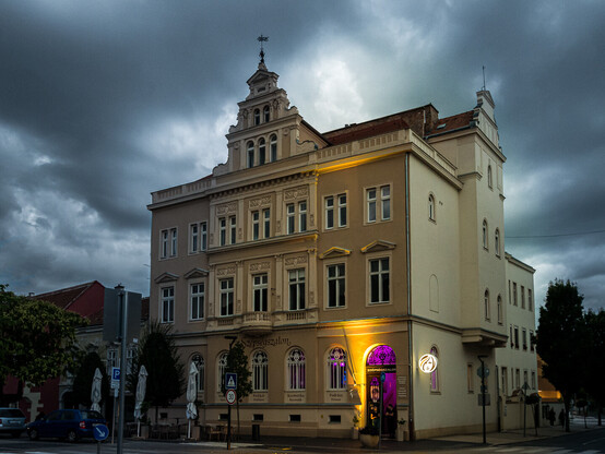 Eckansicht eines Wohnhauses, dramatischer Himmel. 