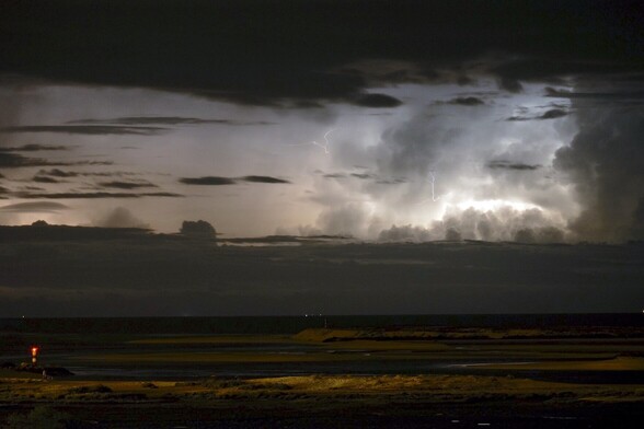 Paysage avec de gros nuages noirs 