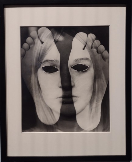 Zdjęcie przedstawia analogowy fotomontaż prezentowany na wystawie Surrealizm w Warszawie.