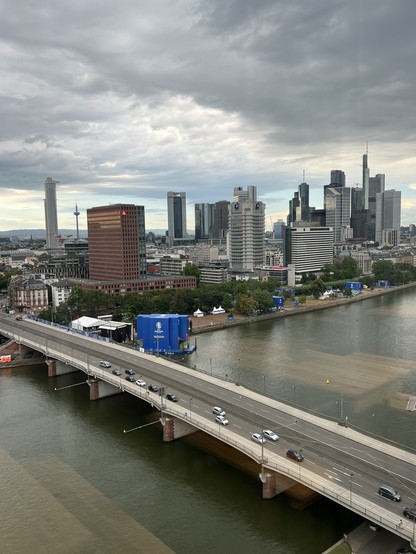 Blick über Frankfurt auf die EM Fanmeile 