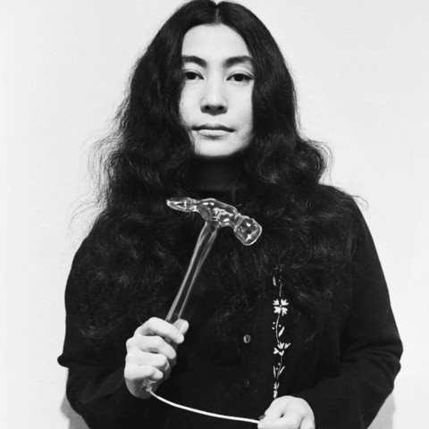 Photographie de Clay Perry, Yoko Ono (with glass hammer) [Yoko Ono (avec un marteau de verre)], 1967