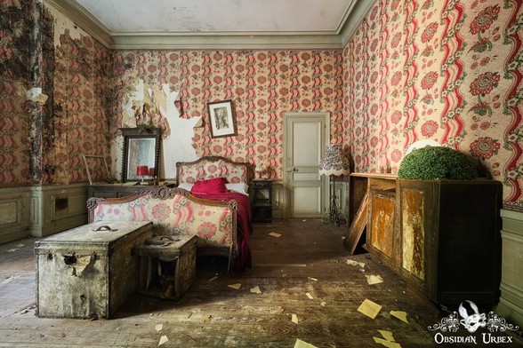 old bedroom with red wallpaper