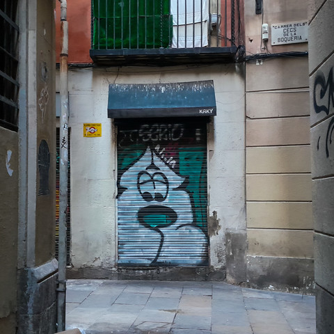 Graffiti 
Hund auf einer Jalousie 