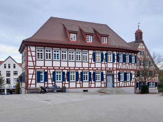 Ein zweistöckiges Fachwerkhaus mit rotem Ziegeldach