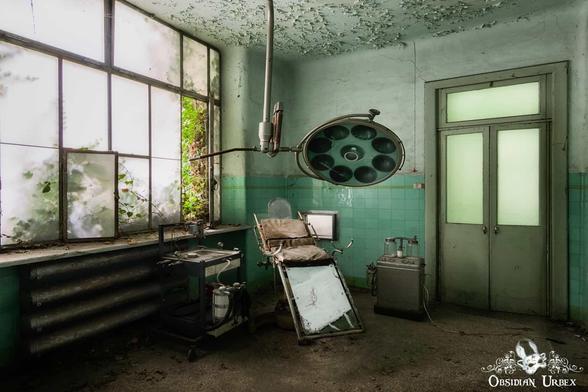 green room, medical chair and light