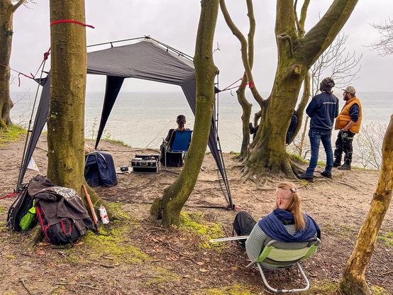 Zelt im Wald mit dem Schminkplatz, zwei der Darsteller und dem Masken-FX-Team