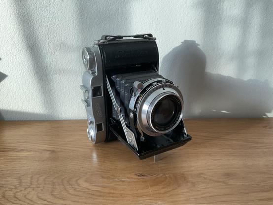 The photo shows a folding medium-format rangefinder camera produced by the German company Balda Werke in the mid-50s of the last century