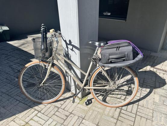 voll gepacktes Fahrrad, auf dem Gepäckträger ist mein Foto Rucksack samt Reflektor mit Spanngurte befestigt. An der Gabel vorne im Korb liegt mein Stativ.