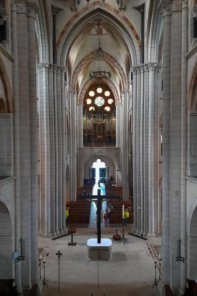 Dom zu Limburg,  ein großes helles Kirchenschiff