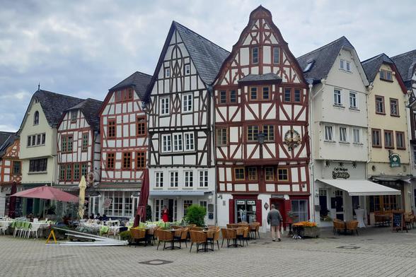 Fachwerkhäuser an einem Platz 