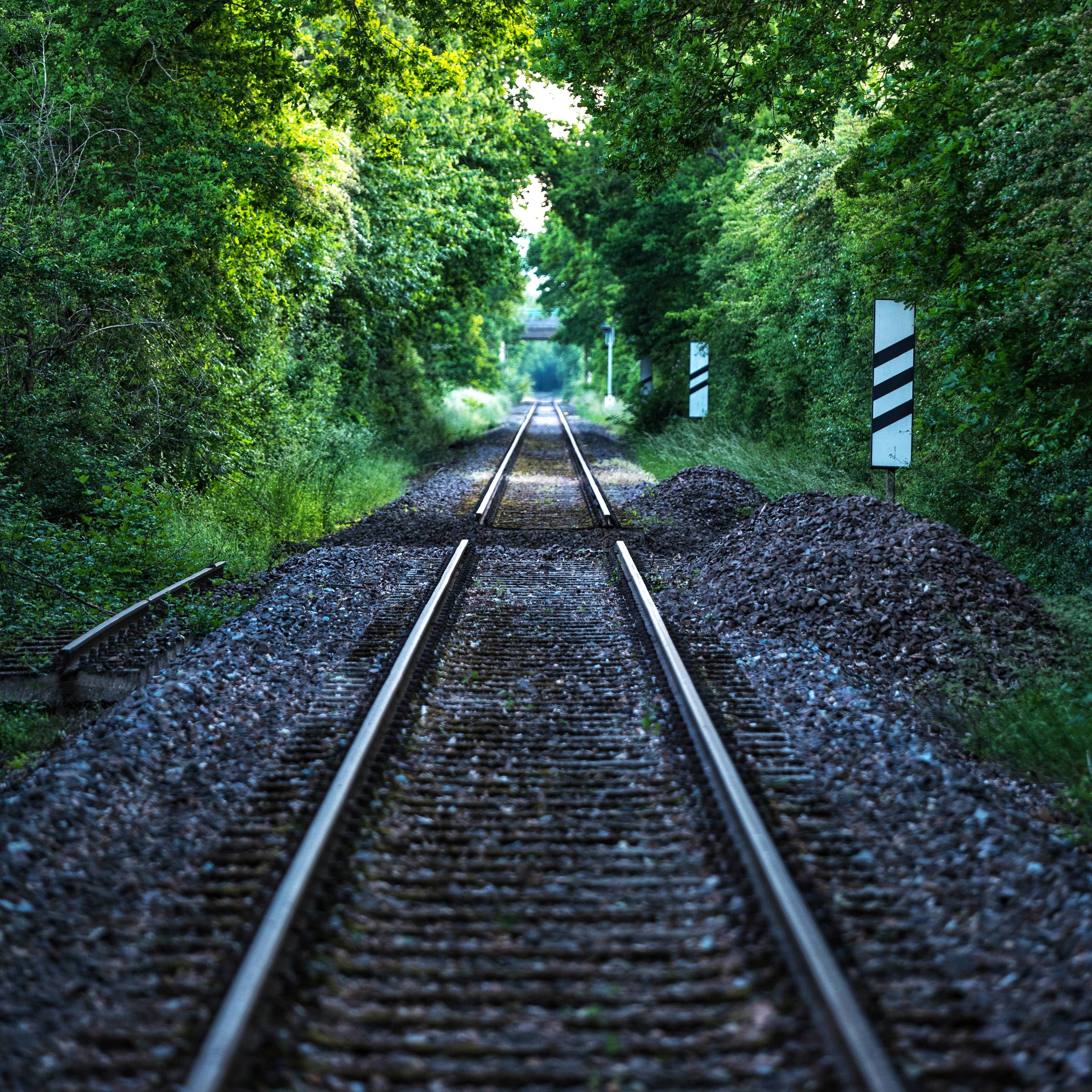 Eine Bahnstrecke in dieser ein Stück der Gleise fehlt. Eine Bahnstrecke in dieser ein Stück der Gleise fehlt.