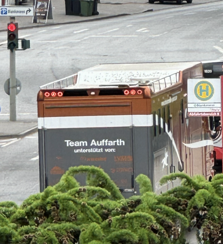 Ein großer Pferdetransporter von „Team Auffarth“  neben einer Bushaltestelle in Hamburg Blankenese. 