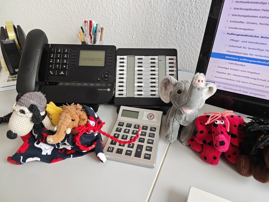 Snoopy, Woodstock, Manni, Afrolöwe, Trötifant und Sir Franz von Fant im ver.di Büro auf dem Schreibtisch vor der Telefonanlage beim Tischtaschenrechner. 