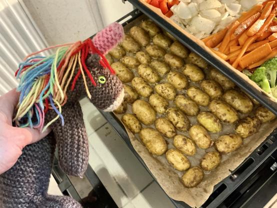 … und ein ganzes Ofenblech voll mit halben Kartoffeln!