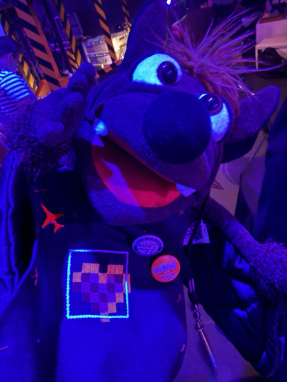 Gaston leuchtet im Schwarzlicht