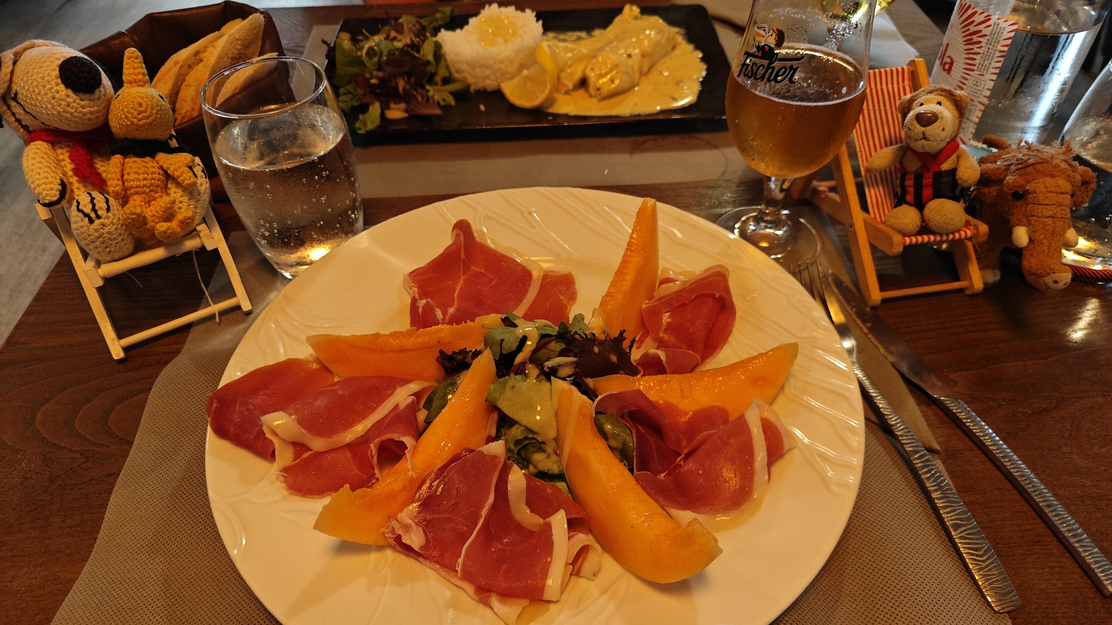Hauptgang: Cavaillonmelone mit Schinken und Salat ist das Menu du Jour