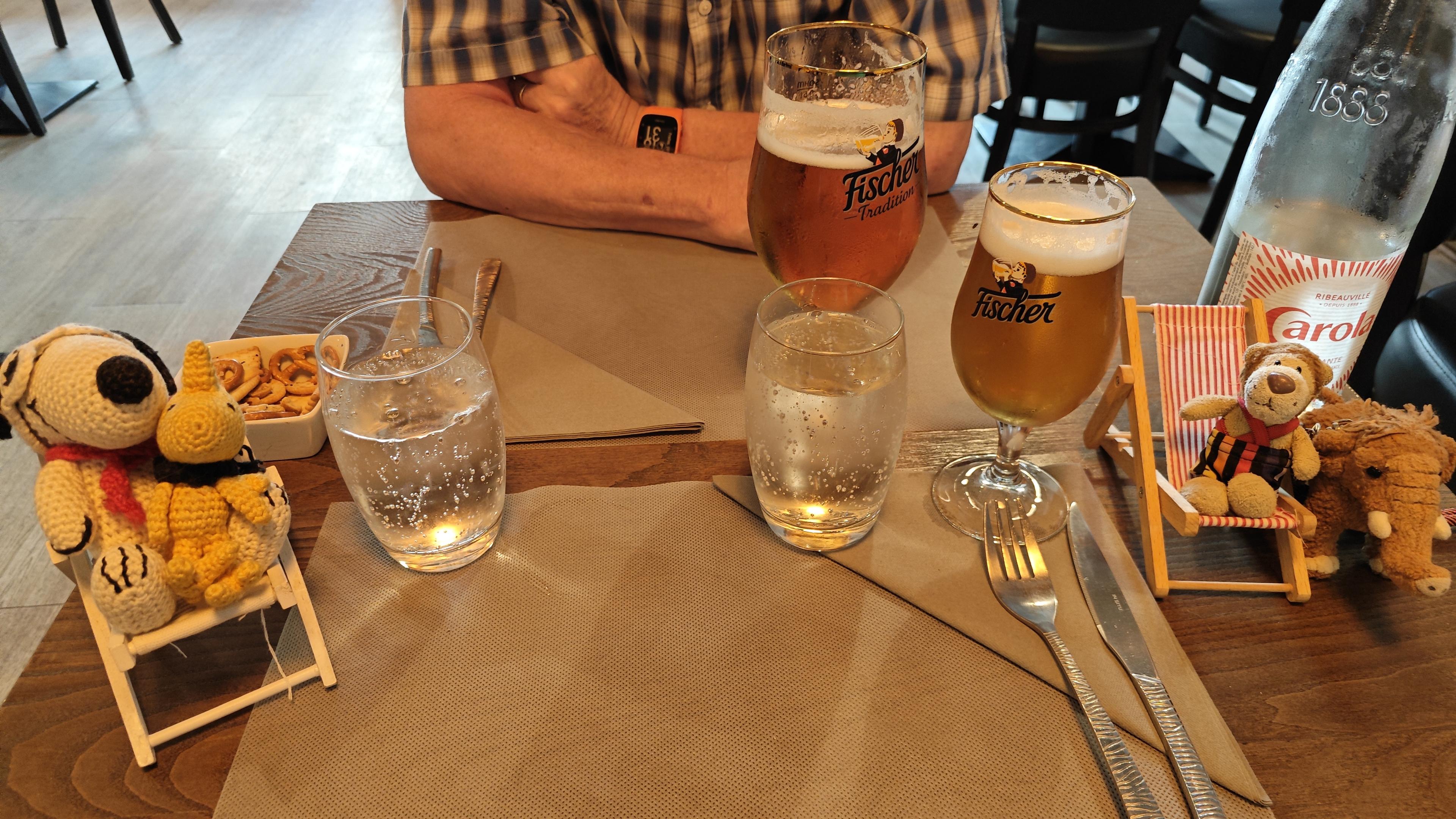 Erst mal kühle Getränke bestellen : Bier und Wasser mit Gas.