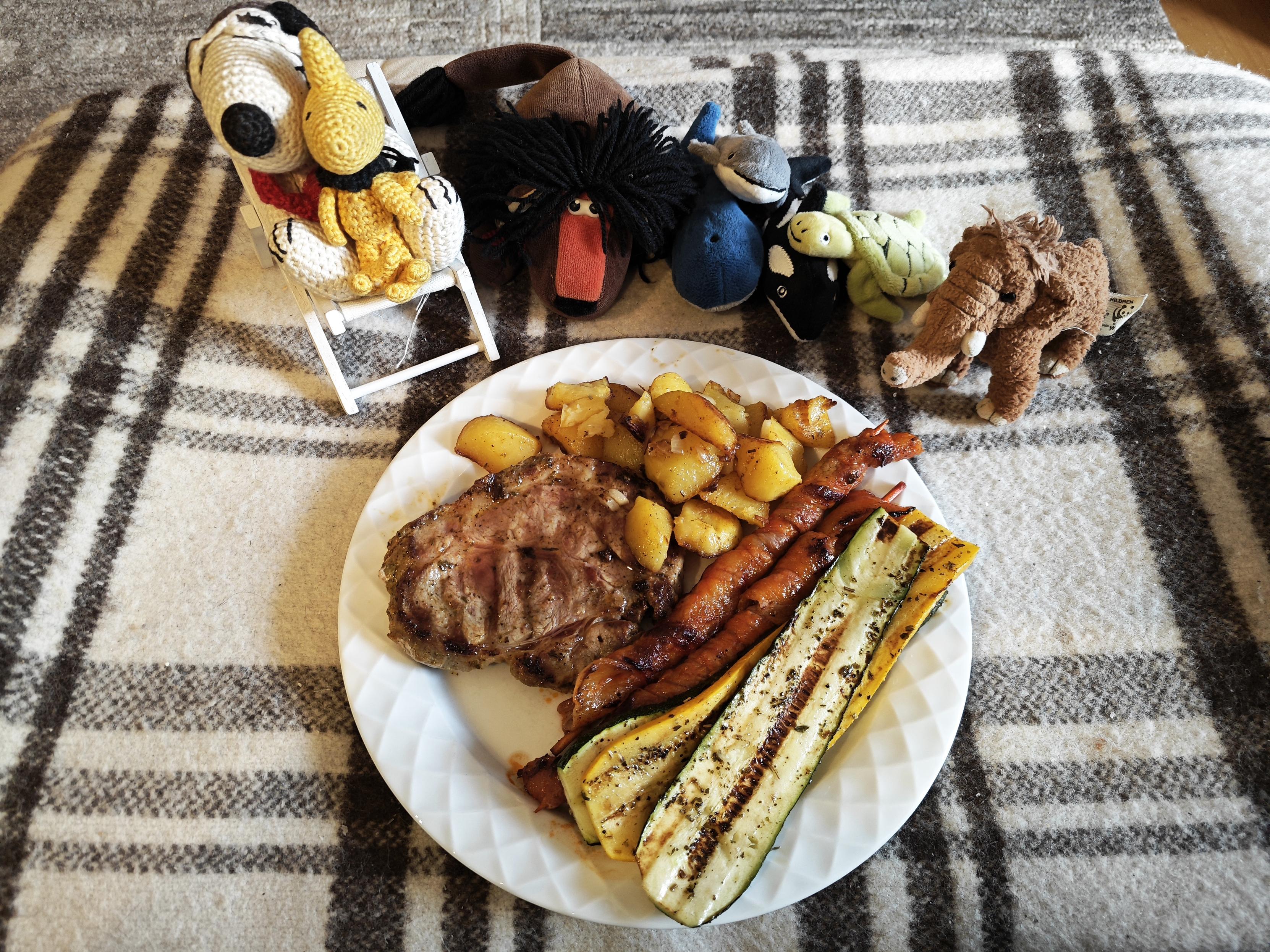Frisch vom Grill: Nackensteaks, Fackeln und Zucchini in gelb und grün. Dazu Bratkartoffeln.
Serviert von Snoopy, Woodstock, Manni und Afrolöwe für Blue, Julian, Black und Cass.