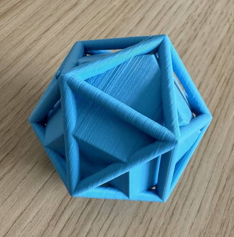 3D Druck eines Ikasederskellets in dem man sieht, dass ein Dodekaeder im Ikosaeder ist und ihn ziemlich gut ausfüllt.