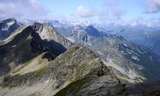 Ein Foto, das über die Gipfel hinweg bis zum Großglockner eine großartige Aussicht zeigt!