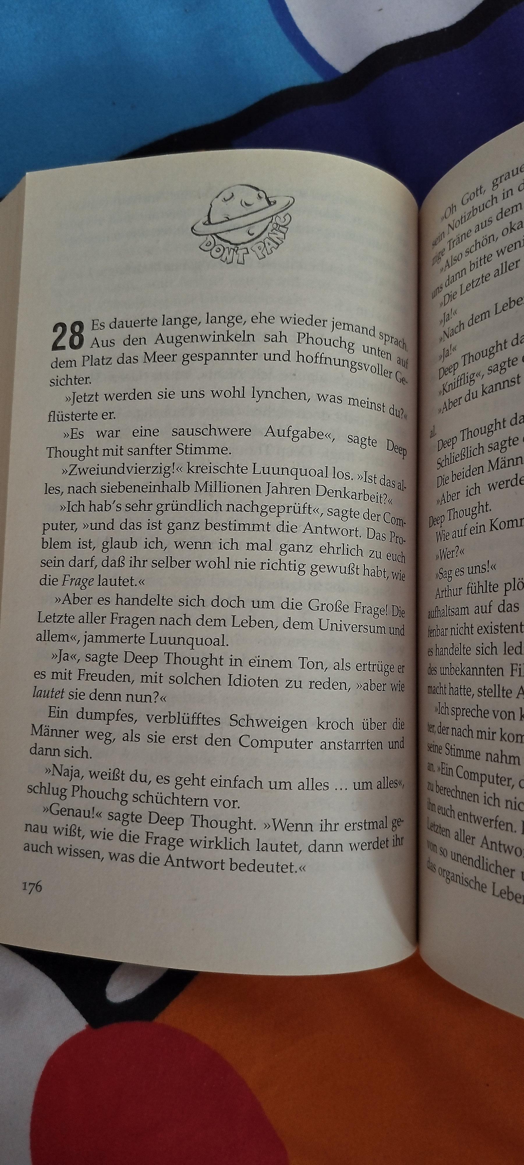 Ein Foto von Seite 176 des Buches "Per Anhalter durch die Galaxis" von Douglas Adams. Auf der Seite ist der Anfang des 28ten Kapitels abgedruckt, welcher die Antwort auf die letzte aller Fragen beinhaltet. ( 42 )
