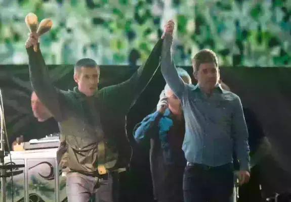 Oasis fans react to ‘photo of the decade’ as Noel and Liam Gallagher reunite