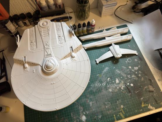 Model parts on a green cutting mat.