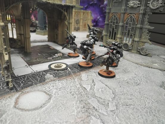 Des Space Marine de la Raven Guard avec jetpacks s'emparent d'un objectif.
