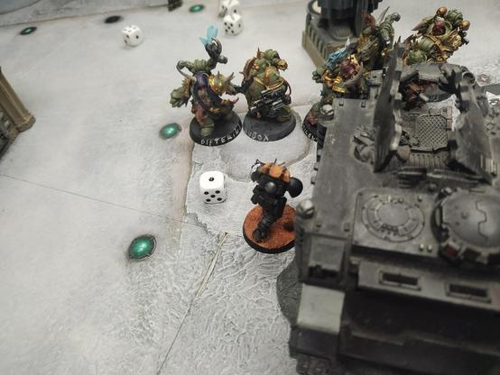 Les Marine de la Peste ont chargé les Scouts Raven Guard, ne laissant qu'un survivant amoché.