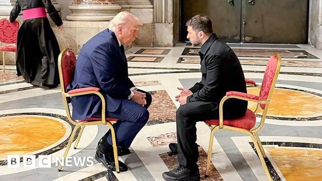 US President Donald Trump (left) and Ukrainian President Volodymyr Zelensky hold talks at the Vatican. Photo: 26 April 2025
