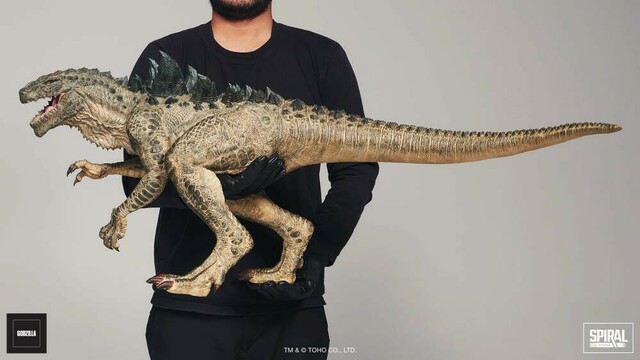 Photo of a male model holding up the Godzilla (1998) The Legacy Series: Tanaka Kenichi Modeling Collection Zilla Limited Edition Statue for scale.