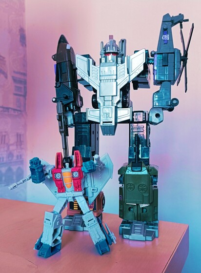 Sneaky cartoon homage photo because I don't do nearly enough cartoon references (you guys get enough reference-love already, I think): Core Legacy Starscream is now shown commanding his 'brigade' (still in their combined form), homaging that classic G1 cartoon episode 'Starscream's brigade'! Oh, Starscream, will you never learn?