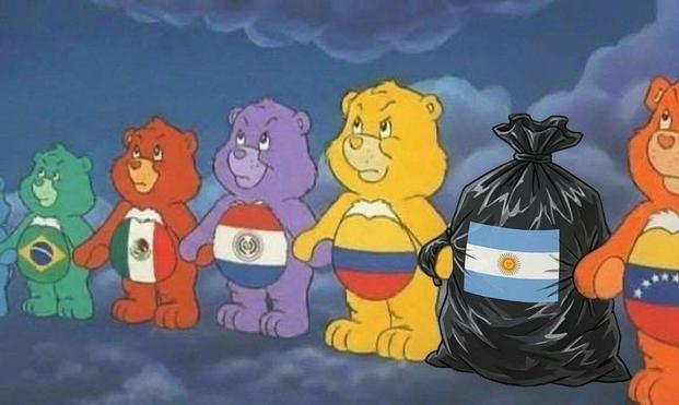 Ilustração dos Ursinhos Carinhosos com bandeiras no peito, representando países da América Latina, de mãos dadas, sendo a Argentina um saco de lixo