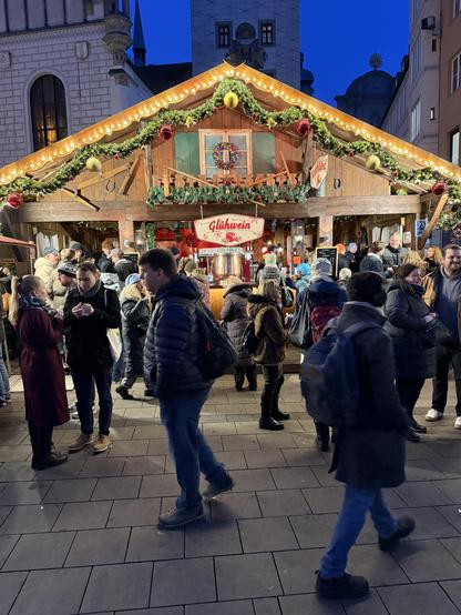 Stall with crowd in front of it Marienplatz Christmas market