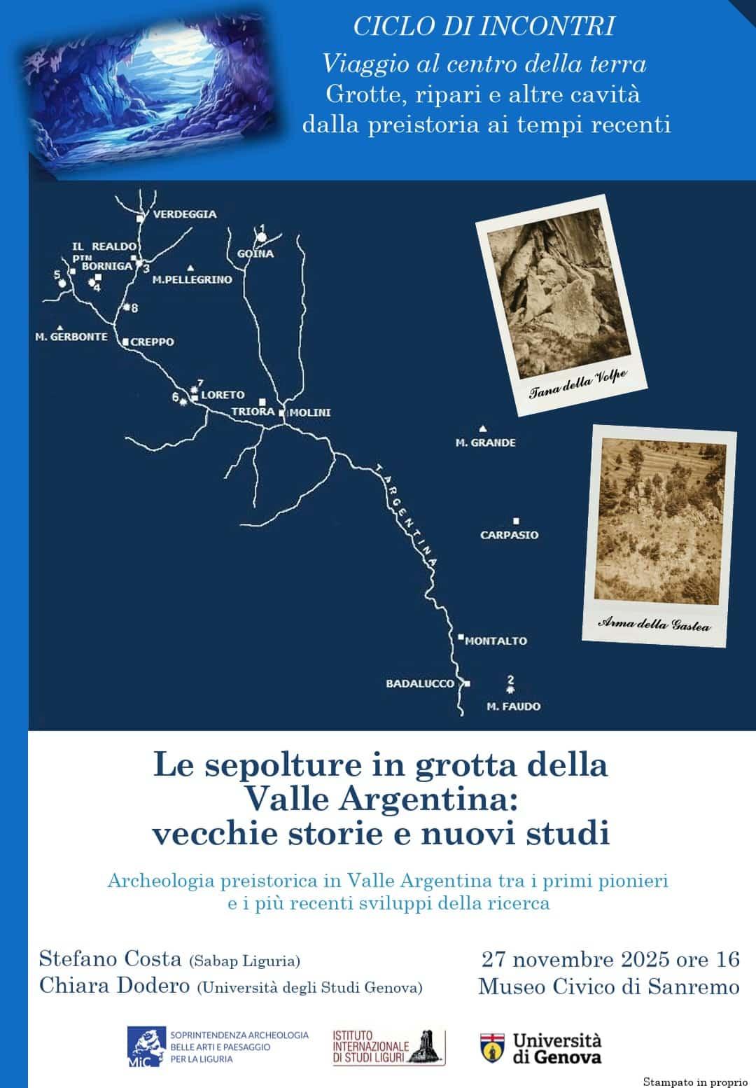 Locandina di una conferenza con sfondo blu, alcune foto inserite su una mappa schematica e in basso su sfondo bianco il titolo con i nomi dei due relatori e i logo dei vari enti coinvolti