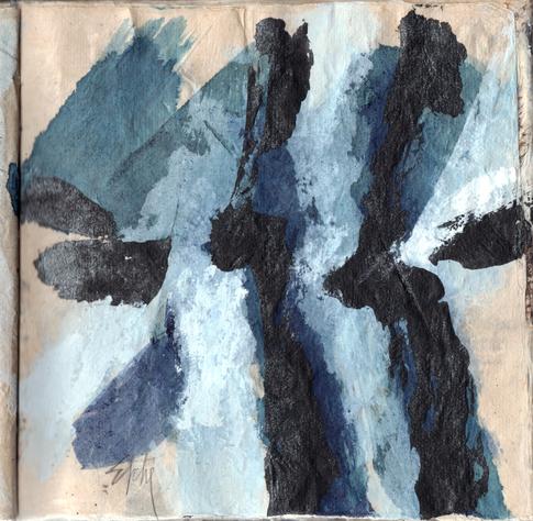 Peinture abstraite sur petit carnet carré en papier artisanal : à mi-hauteur, 5 tirets d'un trait noir épais; Les 4e et 5e se prolongent par des "ailes" verticales. En arrière, des aplats bleu-gris de différentes saturations, avec la même impression de périodicité que les ailes.