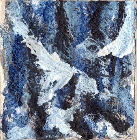 Peinture abstraite carrée sur petit carnet en papier artisanal; Sur un fond de rayures verticales noires, bleu et bleu ciel, des arcs blancs qui viennent casser cette verticalité