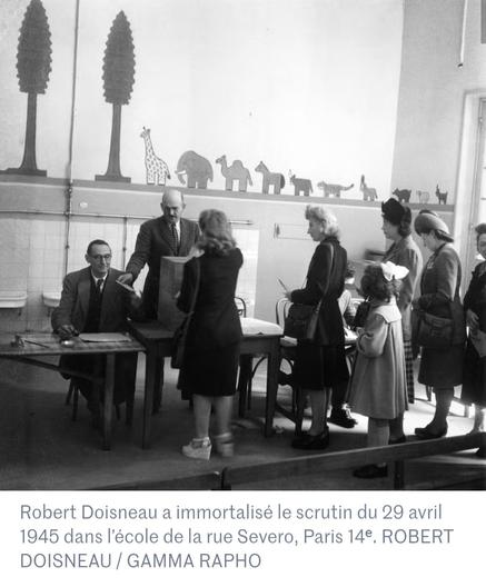 Photographie de Robert Doisneau d'un bureau de vote à Paris le 29 avril 1945, et de femmes votant