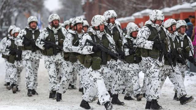 Finnische Truppen feierten den 105. Unabhängigkeitstag Finnlands mit einer Nationalparade am 6. Dezember 2022