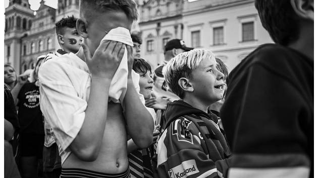 Smutek fanoušků Dynama. Fotograf zachytil atmosféru na náměstí v Pardubicích