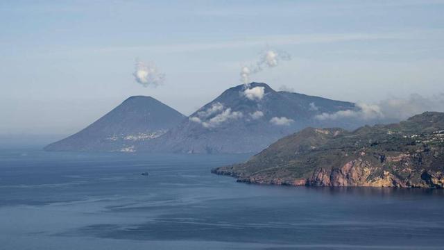 Blick vom Gran Cratere auf Liparische oder Äolische Inseln, Sizilien, Italien