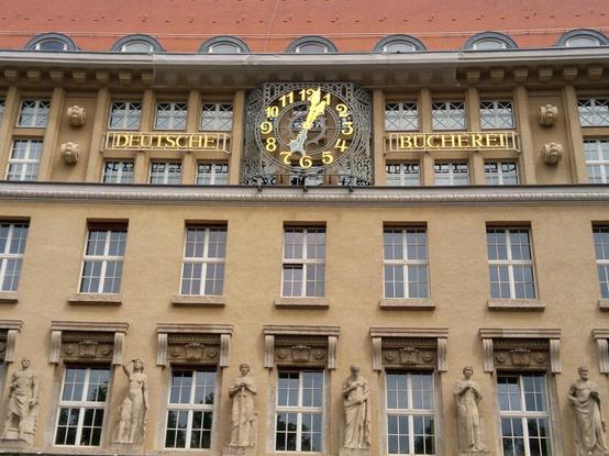 Fassadenfront des Altbaus der Deutschen Bücherei über dem Haupteingang mit Uhr