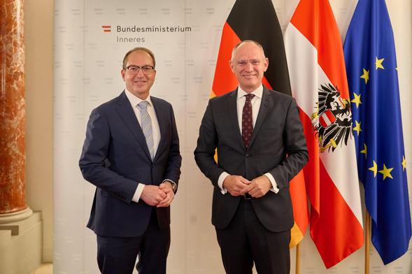 Foto: BMI / Karl Schober. Der deutsche Innenminister Dobrindt und der österreichische Innenminister Karner stehen nebeneinander.