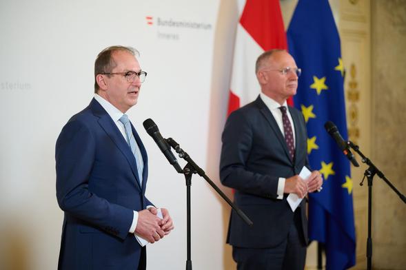 Foto: BMI / Karl Schober. Der deutsche Innenminister Dobrindt und der österreichische Innenminister Karner stehen nebeneinander bei einer Pressekonferenz.
