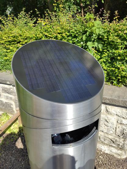 Ein Mülleimer(!), dessen abgeschrägter Deckel mittels Solarzellen Strom produziert.