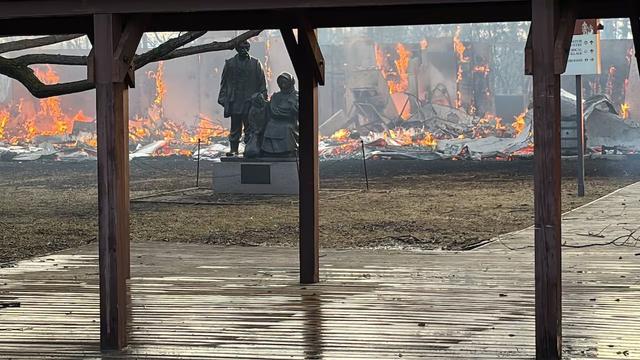 Des bâtiments en feu.