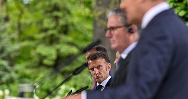 Emmanuel Macron listening to Keir Starmer. | Darek Delmanowicz/EFE via EPA